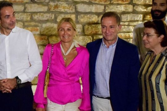 Σείεται η κυβέρνηση από τον εκλεκτό της
