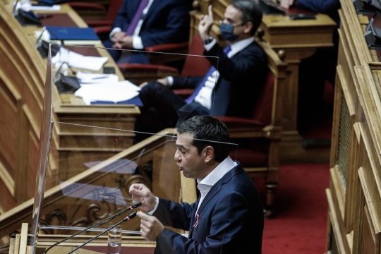 Με αντιπερισπασμούς για να θολώσουν τα νερά