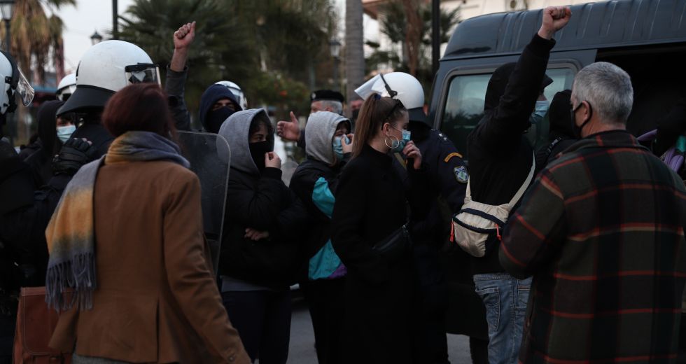 Δεκάδες προσαγωγές μετά την παρέμβαση στα γραφεία της Ν.Δ.