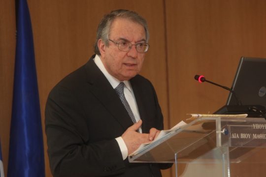 Πυρά κατά Μπαμπινιώτη
