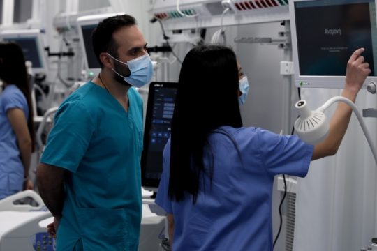 Οριακή η κατάσταση στα νοσοκομεία, συνεχής άνοδος στις διασωληνώσεις