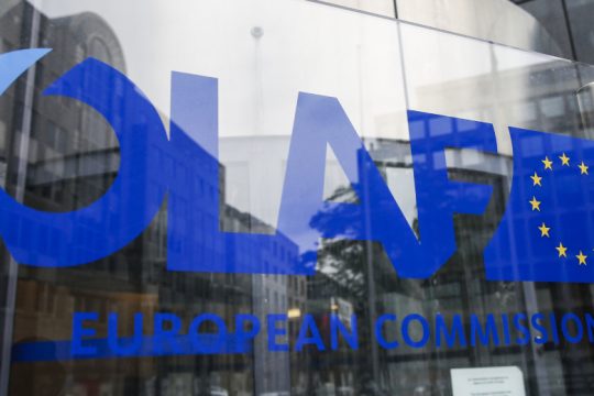 Προειδοποιήσεις OLAF για τις «προσφορές» εμβολίων