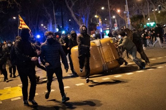 Σοβαρά επεισόδια στην Ισπανία σε διαδηλώσεις υπέρ φυλακισμένου ράπερ