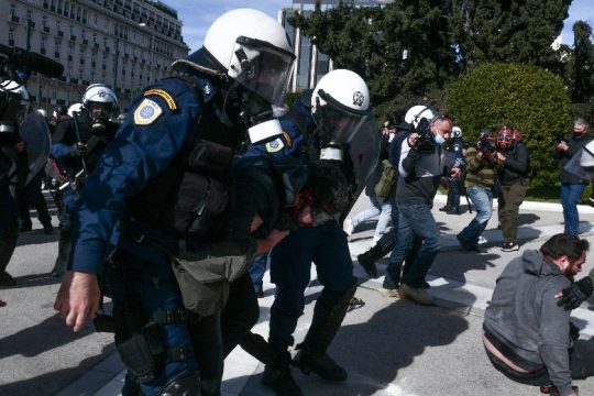 Από την καταστολή στον εκφασισμό