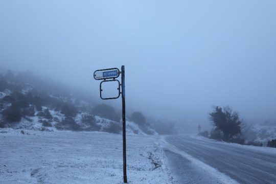 Κλειστός – λόγω ομίχλης – ο δρόμος για Πάρνηθα