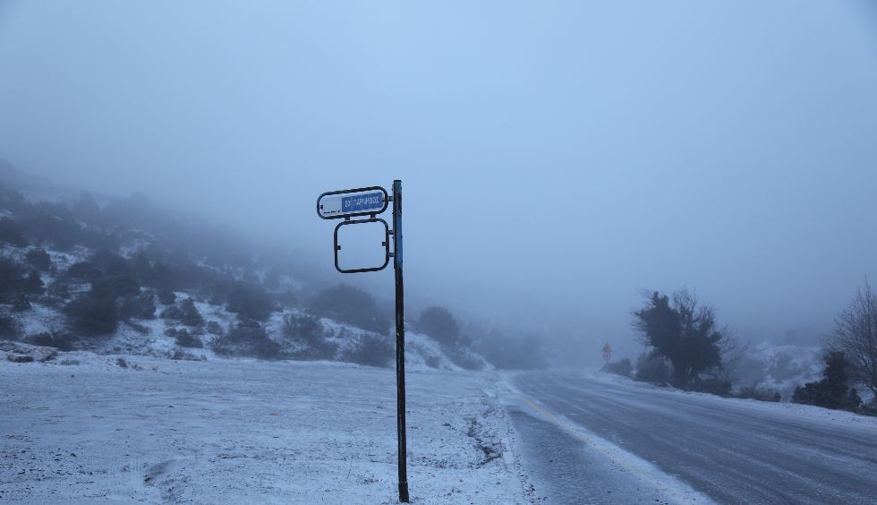 Κλειστός – λόγω ομίχλης – ο δρόμος για Πάρνηθα