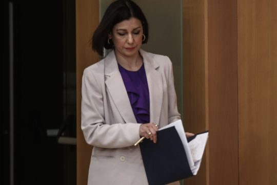 Στήριξη στη Μενδώνη από Μητσοτάκη, παρά την κατακραυγή