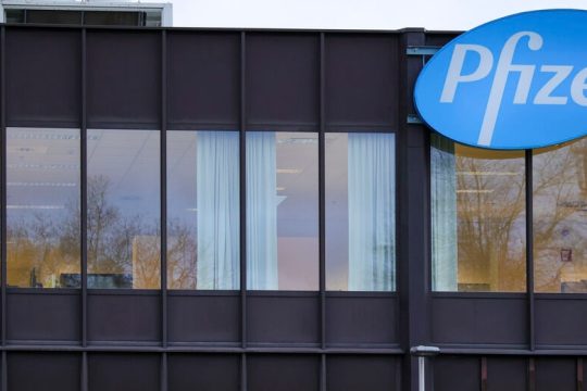 Pfizer: Η νοτιοαφρικανική παραλλαγή ίσως μειώνει σημαντικά την προστασία του εμβολίου