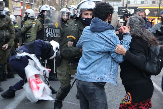 Στης Ν.Δ. την πόρτα όσο θέλεις βρόντα!