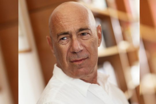 Τα βιβλία μου γράφονται σχεδόν ερήμην μου