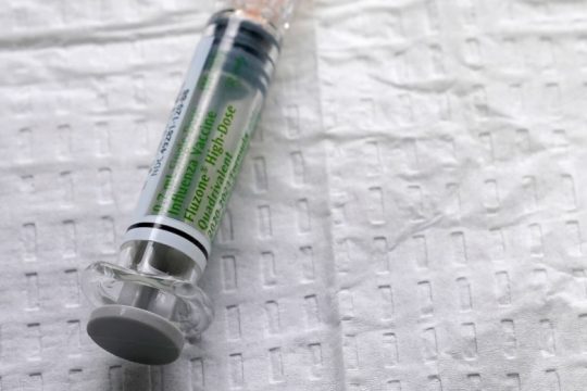 Στο φως το συμβόλαιο της Ε.Ε. με τη Sanofi για «τα μάτια του κόσμου»