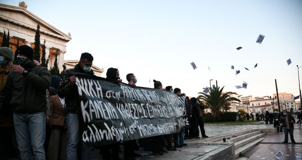 Διέλυσαν βίαια τη συγκέντρωση στα Προπύλαια