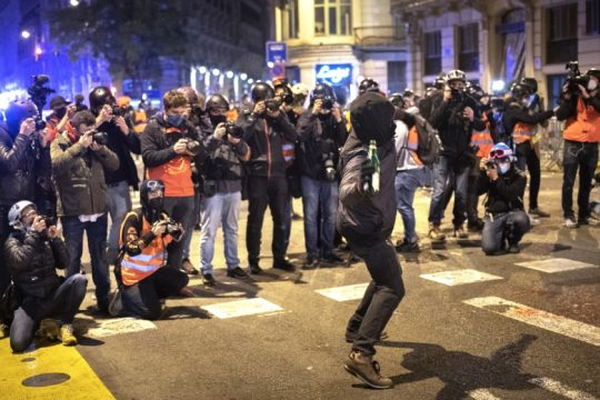 Στους δρόμους ξανά οι Καταλανοί για τον Ασέλ και τη Δημοκρατία