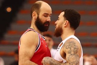Δώρο Σπανούλη στον Τζέιμς