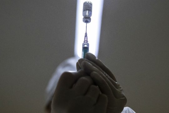 Η Γερμανία «φλερτάρει» με το ρωσικό εμβόλιο