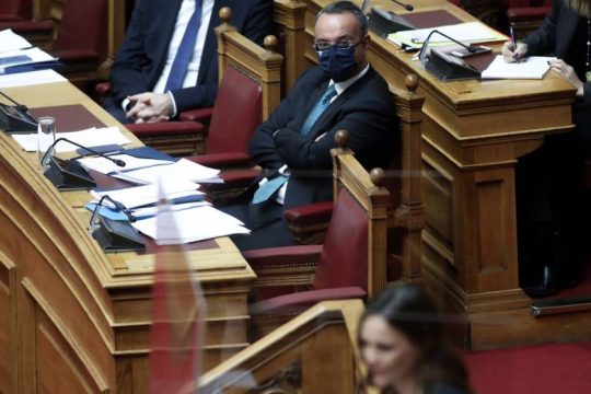 Πυρ ομαδόν στη Βουλή για την οικονομία και τα μέτρα στήριξης