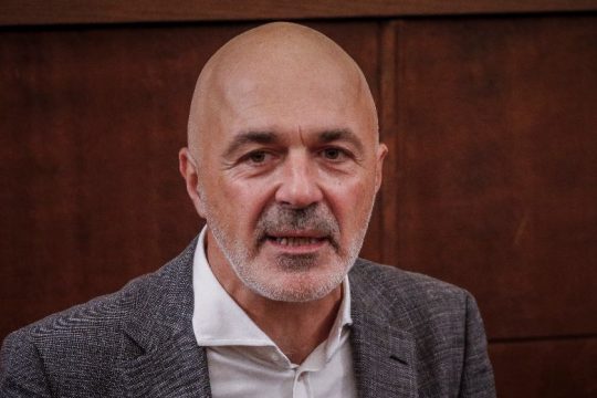 Καταγγελία κατά Στ. Λιβαθινού για «χυδαία, ταπεινωτική και ομοφοβική» συμπεριφορά