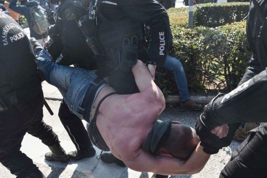Στον εισαγγελέα οι 31 συλληφθέντες κατά την εισβολή των ΜΑΤ στο ΑΠΘ