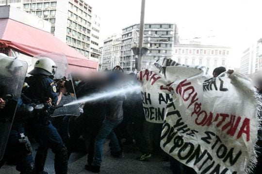 Αστυνομικά όργια ξανά κατά δημοσιογράφων και διαδηλωτών στην πορεία για τον Κουφοντίνα