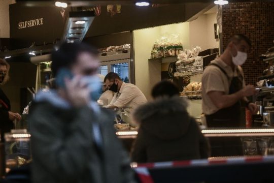 Κομμένο το take away τα Σαββατοκύριακα για Αθήνα, Θεσσαλονίκη και Χαλκιδική