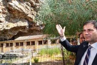 Με την ίδρυση Α.Ε. υφαρπάζουν τις ιαματικές πηγές από τους δήμους
