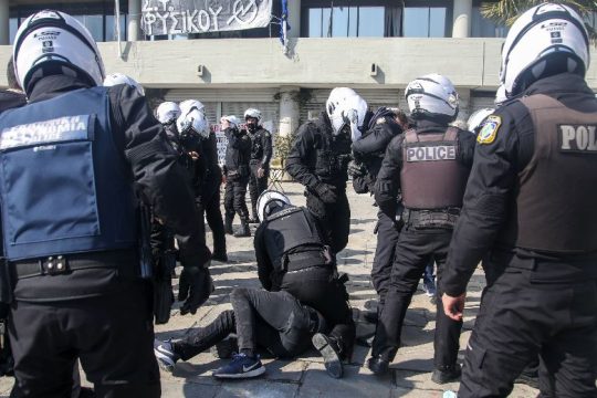 Επικαλείται τη νομιμότητα η πρυτανεία του ΑΠΘ για να δικαιολογήσει την ακραία βία