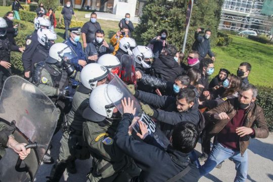 Σφοδρές πολιτικές αντιδράσεις για την έφοδο στο ΑΠΘ και τις προσαγωγές φοιτητών