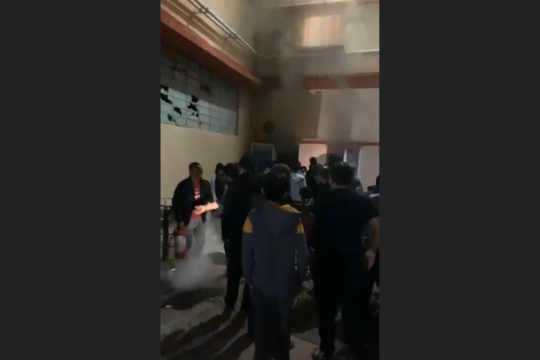 Καταγγέλλουν καθυστέρηση της πυροσβεστικής στη φονική φωτιά στη Θήβα
