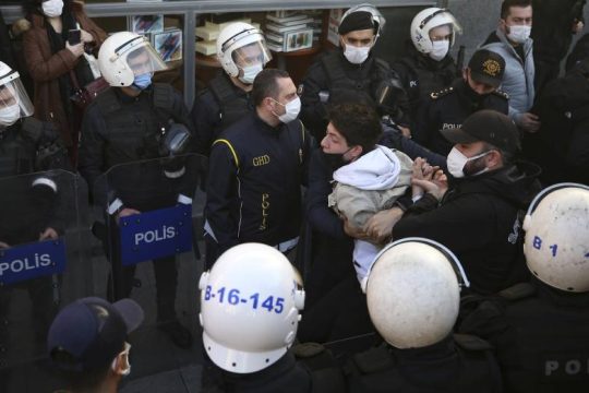 Στις 600 οι συλλήψεις των εξεγερμένων φοιτητών στην Τουρκία