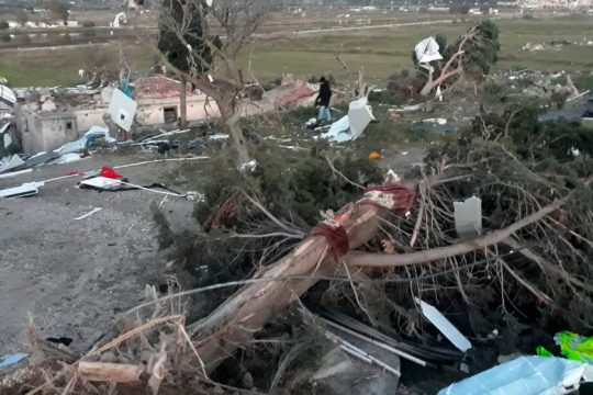 Δεκαέξι τραυματίες από ανεμοστρόβιλο στη Σμύρνη