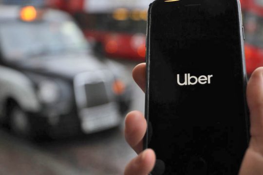 Απόφαση – «πιλότος» υπέρ των οδηγών της Uber