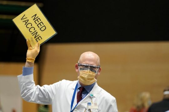 Αμερικανός επιδημιολόγoς προειδοποιεί για τον «τυφώνα της βρετανικής μετάλλαξης»