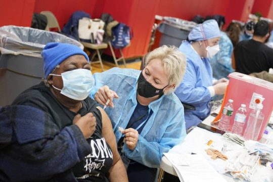 CDC: Δεν χρειάζεται καραντίνα για τους εμβολιασμένους μετά την επαφή με κρούσμα