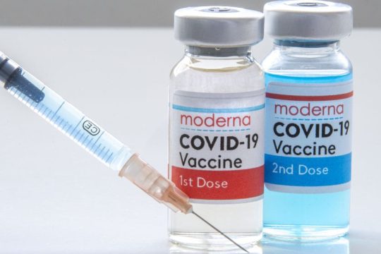Επιπλέον δόσεις από Pfizer/BioNTech και Moderna εξασφάλισε η Κομισιόν