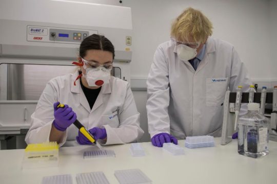 Οι Βρετανοί αγοράζουν εμβόλια μέχρι το… 2025