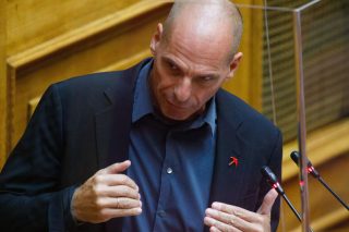 «Προσπάθεια αποπολιτικοποίησης» στο όνομα του ιού