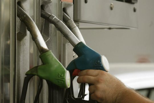 Διευκρινίσεις για το ωράριο των φαρμακείων και των βενζινάδικων