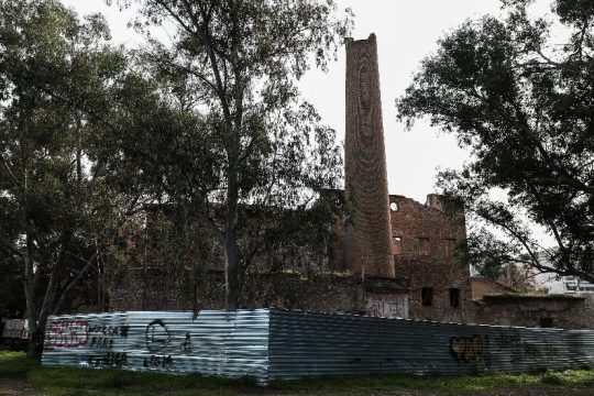 Εκκένωση με προσαγωγές σε εγκαταλελειμμένη οινοποιία στα Σεπόλια