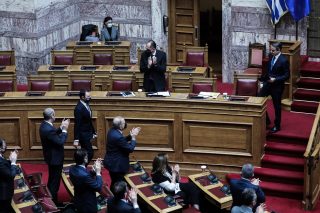 Τα τσακάλια του κυνισμού είναι απειλή για τη δημοκρατία