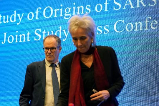 Στήριξη στον ΠΟΥ και στάση αναμονής από ΗΠΑ για την αποστολή στην Κίνα
