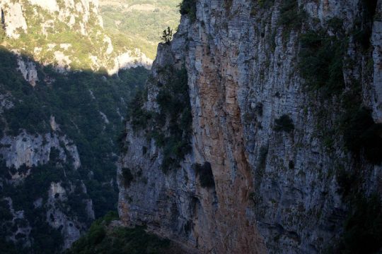 Αυτοκίνητο έπεσε σε γκρεμό στην Κερατέα