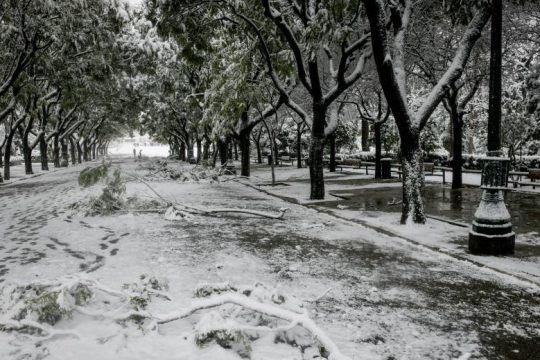 Χιόνια και τη νύχτα, ισχυρός παγετός το πρωί της Τετάρτης 