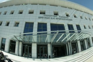 Το ΥΠΑΙΘ ανασύρει πρακτικές των πιο γκρίζων εποχών του αυταρχισμού στα σχολεία