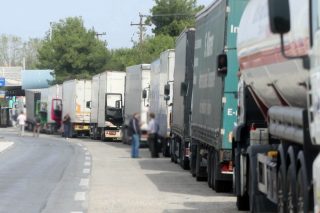 Συμβολικός αποκλεισμός των Ευζώνων από φορτηγά