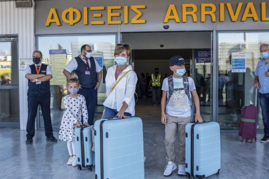 Η Ελλάδα βασική πύλη εισαγωγής κρουσμάτων Covid-19 στην Αγγλία