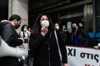 Κορυφώνεται η αγωνία για τις καθαρίστριες του υπουργείου Οικονομικών