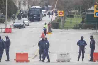 Βίαιη εκκένωση της Πρυτανείας του ΑΠΘ, νικητές αποχωρούν οι φοιτητές