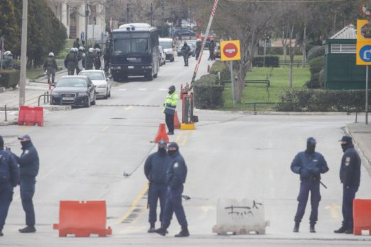 Βίαιη εκκένωση της Πρυτανείας του ΑΠΘ, νικητές αποχωρούν οι φοιτητές