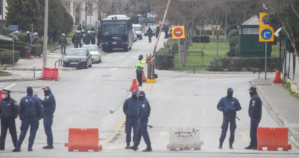 Βίαιη εκκένωση της Πρυτανείας του ΑΠΘ, νικητές αποχωρούν οι φοιτητές