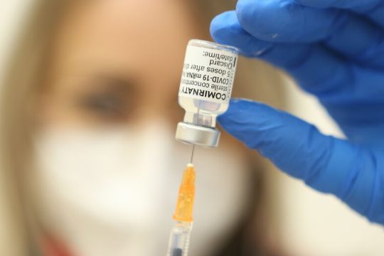 Κέρδη με… ουρά από τα εμβόλια